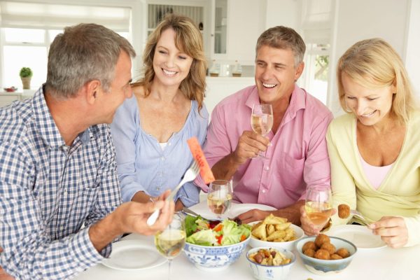 FAMILIA-COMIENDO-shutterstock_84043318-scaled